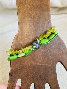 Green Beaded Floral Glass Mother of Pearl Stretch Bracelet Size 7